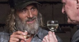 Roy Dupuis et Yves Jacques dans Les fleurs oubliées d'André Forcier (en gros plan, les deux hommes trinquent avec un verre d'hydromel à la main)